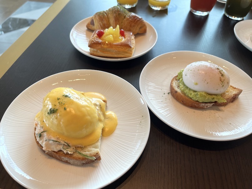 朝食ビュッフェの実食：卵料理（エッグベネディクトとアボガドトースト