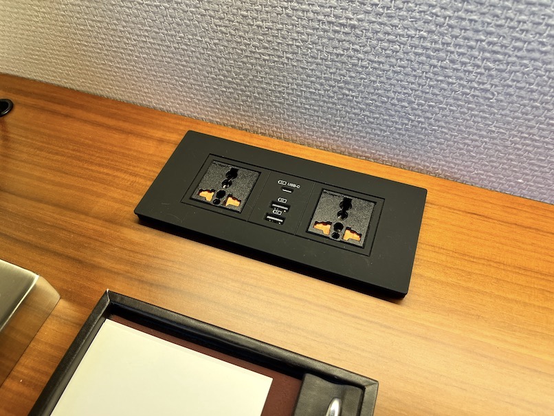 客室（クラブオーシャンビュー）：電源（プラグとUSB）