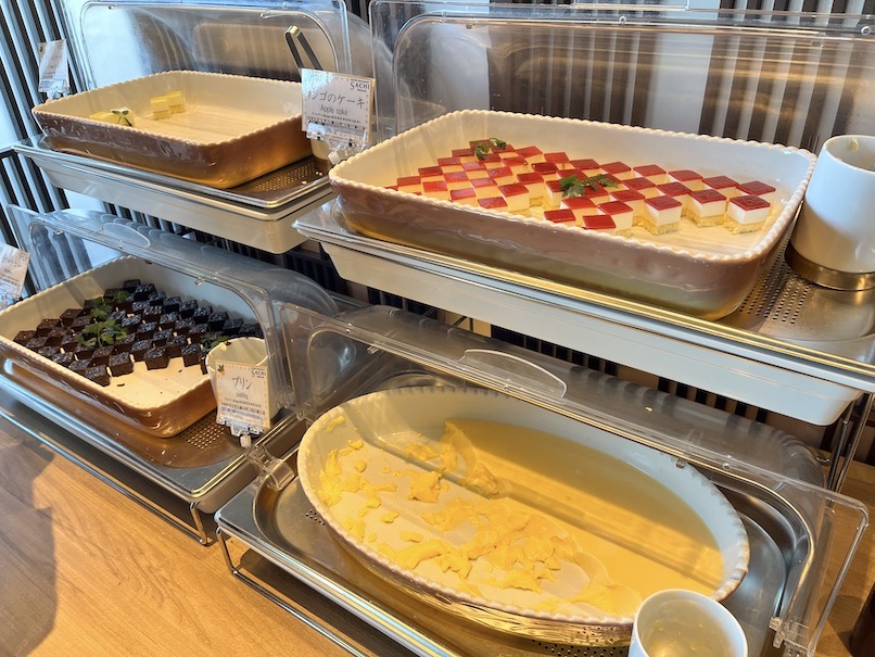 朝食ビュッフェの品揃え（フード）：デザート（リンゴのケーキ、ラフランスのケーキ、ガトーショコラ、プリン）