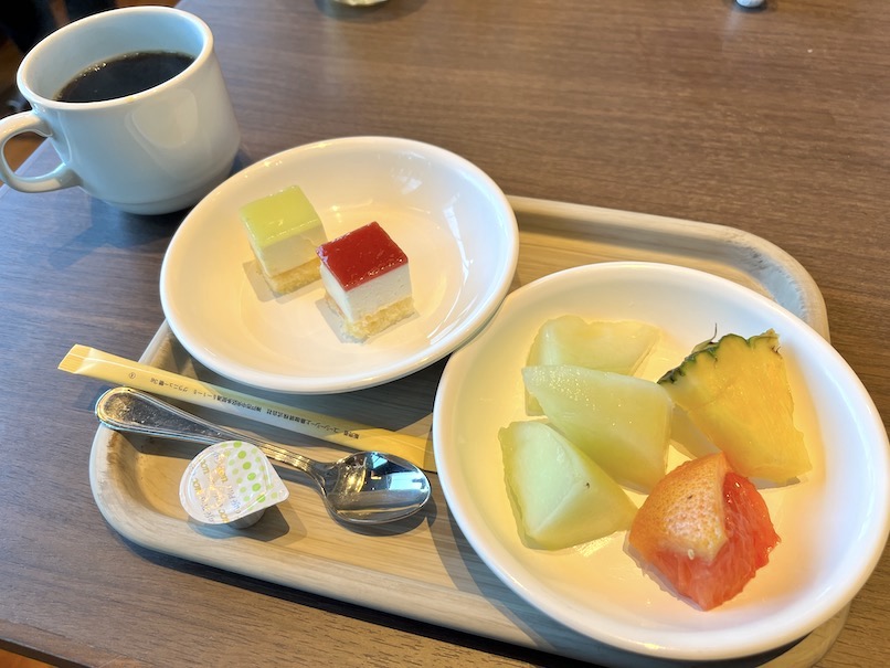 ラビスタ東京ベイの朝食：いただいたもの（コーヒーとデザート、フルーツ）