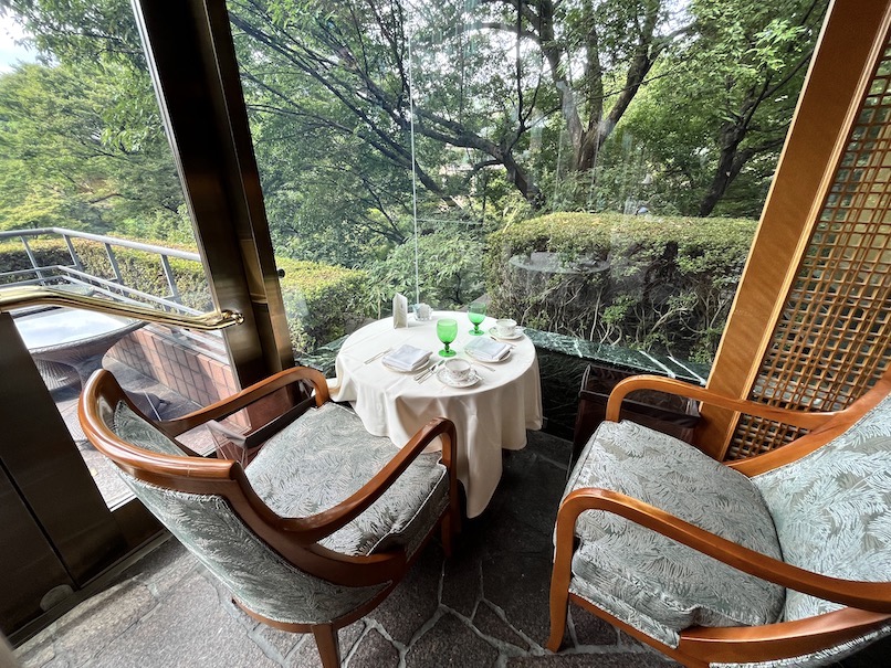 ホテル椿山荘東京のラウンジ「ル・ジャルダン」：窓際席