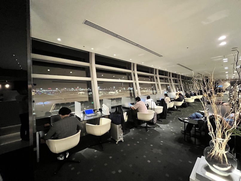 羽田空港国際線：ANAラウンジの内観（窓際席）
