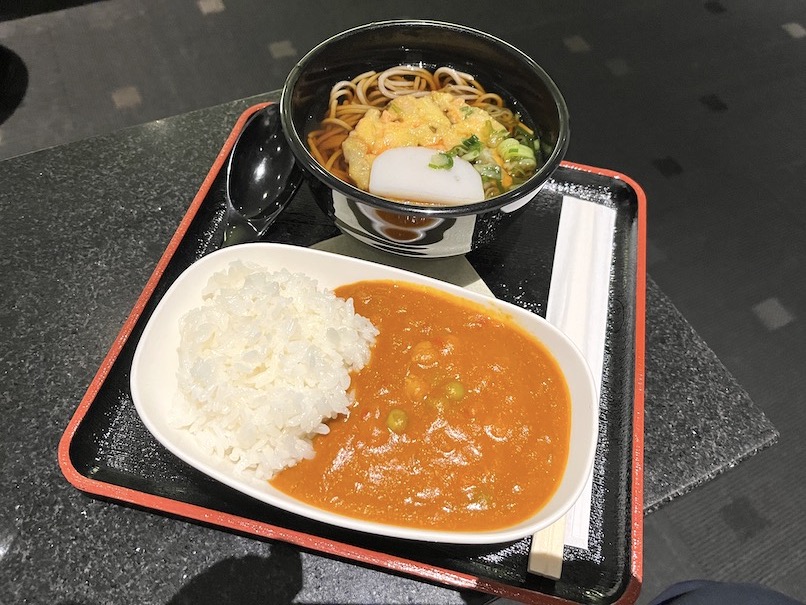 羽田空港国際線：ANAラウンジのフード（蕎麦とカレー）