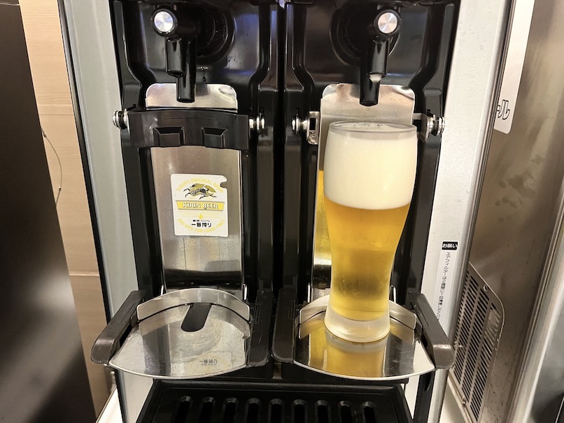 羽田空港国際線：ANAラウンジのドリンクカウンター（ビール）