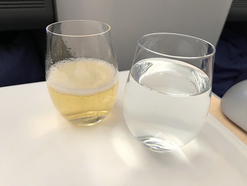 ANAビジネスクラス：機内食のドリンク（シャンパンのグラス）