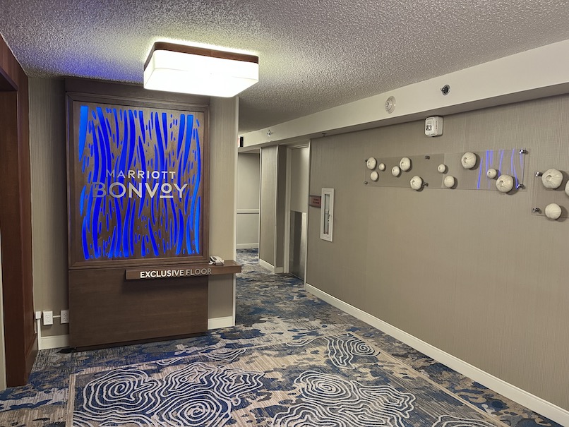 ワイキキビーチ・マリオット・リゾート＆スパのホテルの客室：エレベーターホール