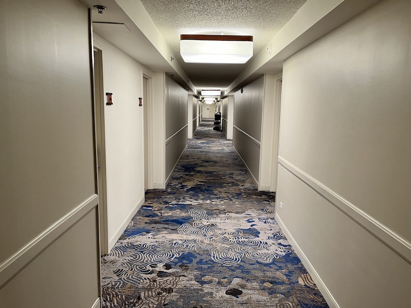 ワイキキビーチ・マリオット・リゾート＆スパのホテルの客室：内廊下
