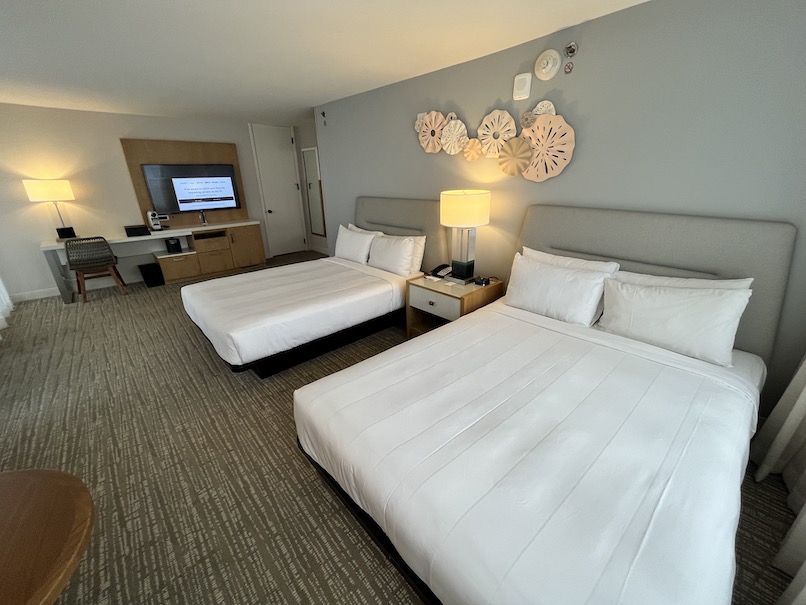 ワイキキビーチ・マリオット・リゾート＆スパのホテルの客室：寝室（ツインベッド）