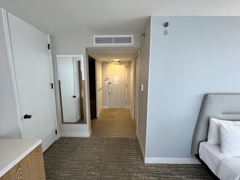ワイキキビーチ・マリオット・リゾート＆スパのホテルの客室：玄関（寝室から）