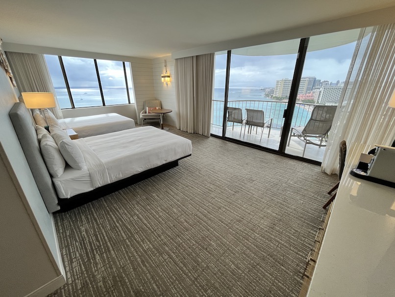 ワイキキビーチ・マリオット・リゾート＆スパのホテルの客室：寝室（全体像）