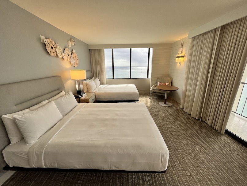 ワイキキビーチ・マリオット・リゾート＆スパのホテルの客室：寝室（サイド）