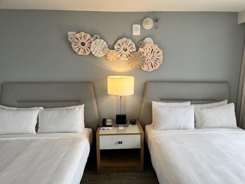 ワイキキビーチ・マリオット・リゾート＆スパのホテルの客室：寝室（ベッドボード）
