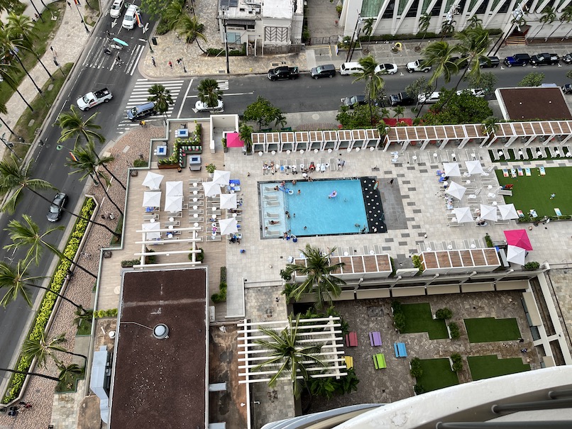 ワイキキビーチ・マリオット・リゾート＆スパのホテルの客室：ラナイ（プールビュー）