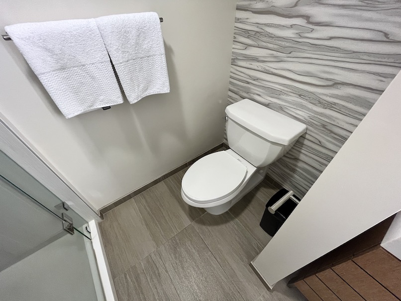 ワイキキビーチ・マリオット・リゾート＆スパのホテルの客室：バスルーム（トイレ）