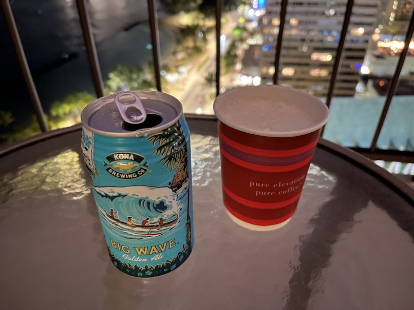 ワイキキビーチ・マリオット・リゾート＆スパのホテルの客室：ラナイ（缶ビール）