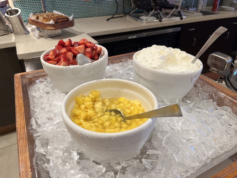 ワイキキビーチマリオットの朝食ビュッフェ：ホットミール（フルートと生クリーム）