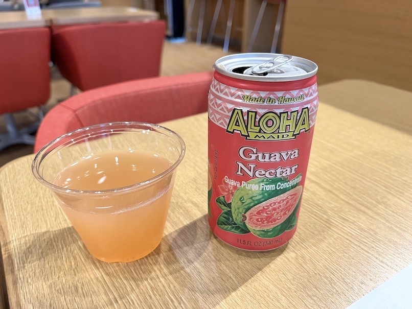 楽天カード ハワイラウンジのドリンクカウンター（ジュース缶）