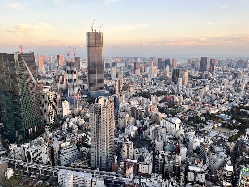 ザ・リッツ・カールトン東京の眺望：新しい高層ビル建設中