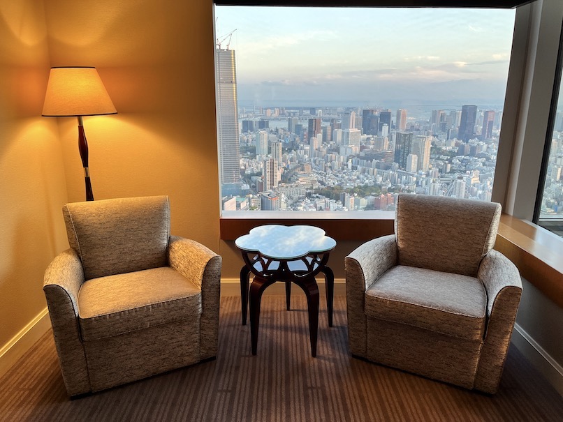 ザ・リッツ・カールトン東京「ラグジュアリー・スイート」の客室：チェアとテーブル