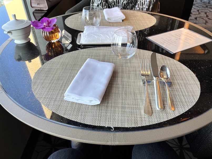 クラブラウンジの朝食：テーブルセッティングとシート