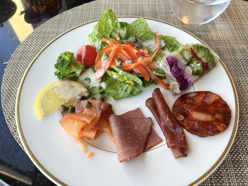 クラブラウンジの朝食：実食（サラダとハム）