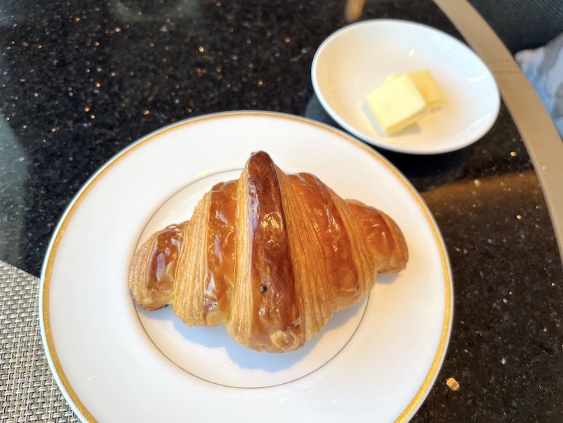 クラブラウンジの朝食：実食（パンとバター）