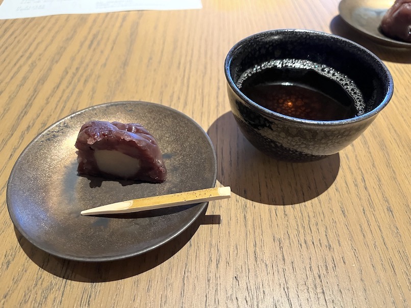 ROKU KYOTO（ロク京都）のチェックイン（ウェルカムドリンクと和菓子）