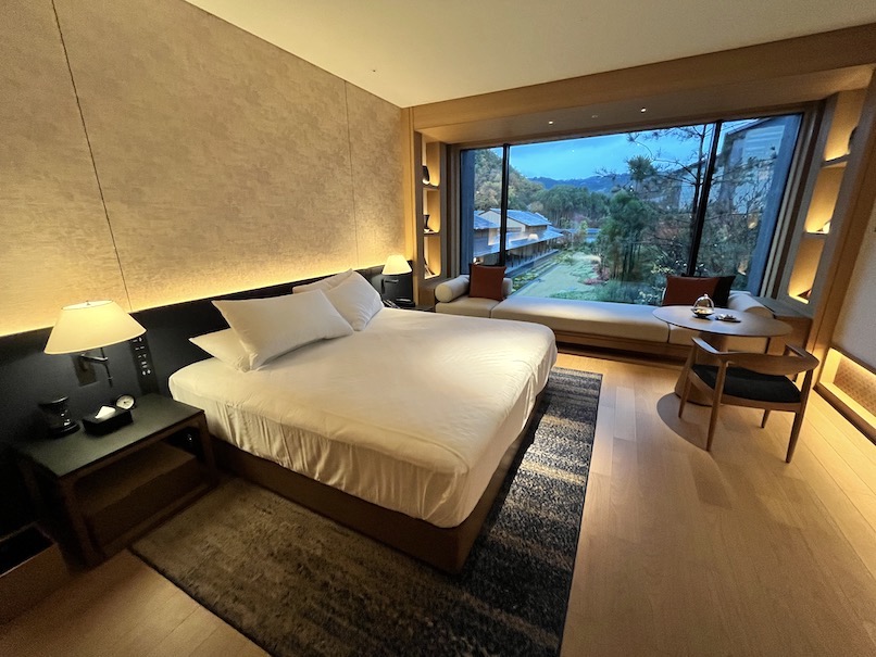 ROKU KYOTO（ロク京都）の客室：全体像1（ベッドと窓）