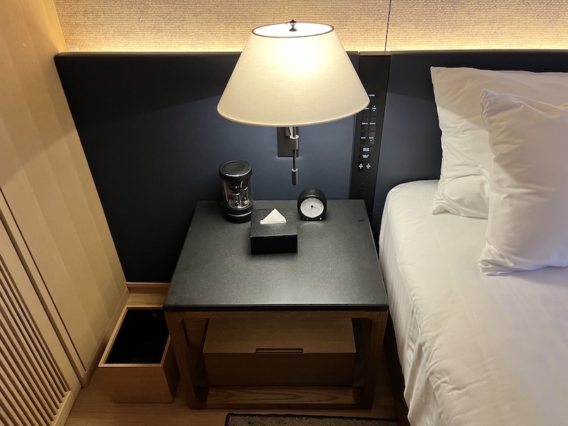 ROKU KYOTO（ロク京都）の客室：寝室（サイドテーブル）