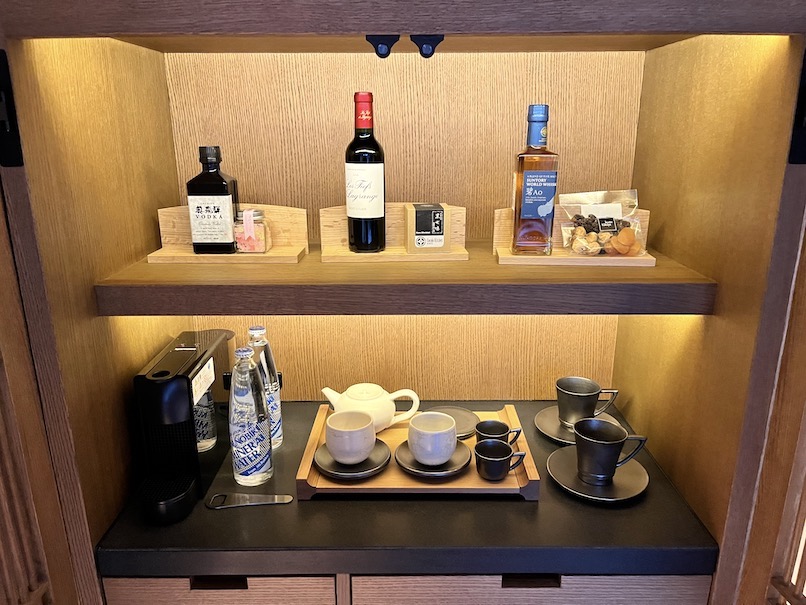ROKU KYOTO（ロク京都）の客室：ミニバー（飾り棚）