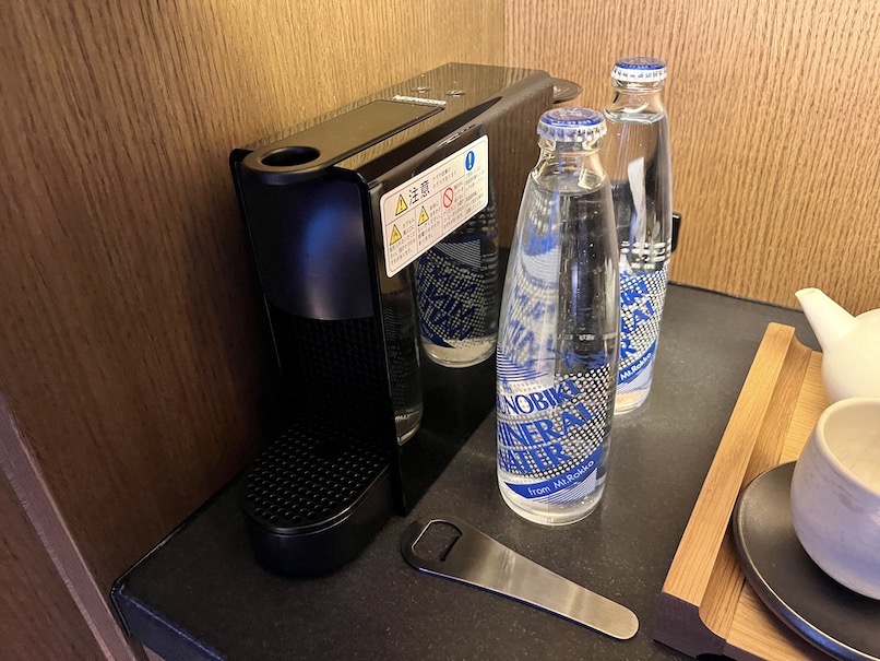 ROKU KYOTO（ロク京都）の客室：ミニバー（水とコーヒー）