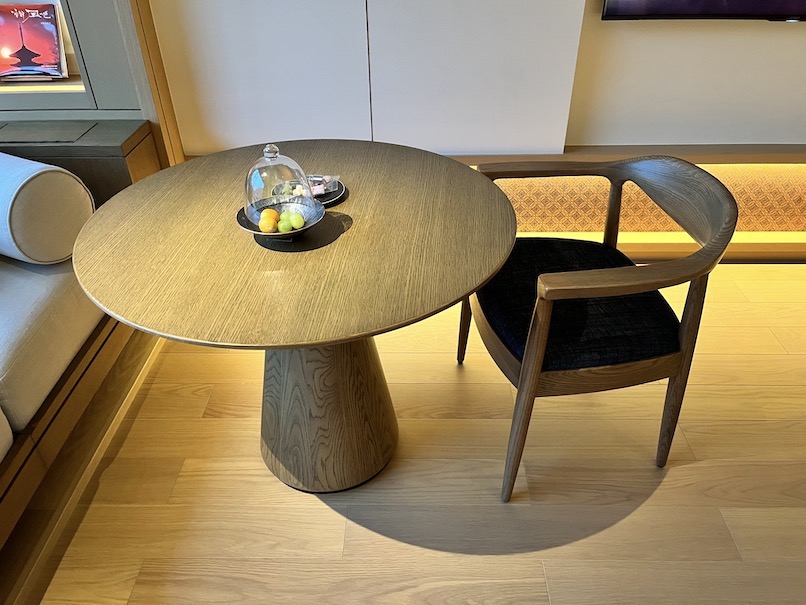 ROKU KYOTO（ロク京都）の客室：テーブルとチェア