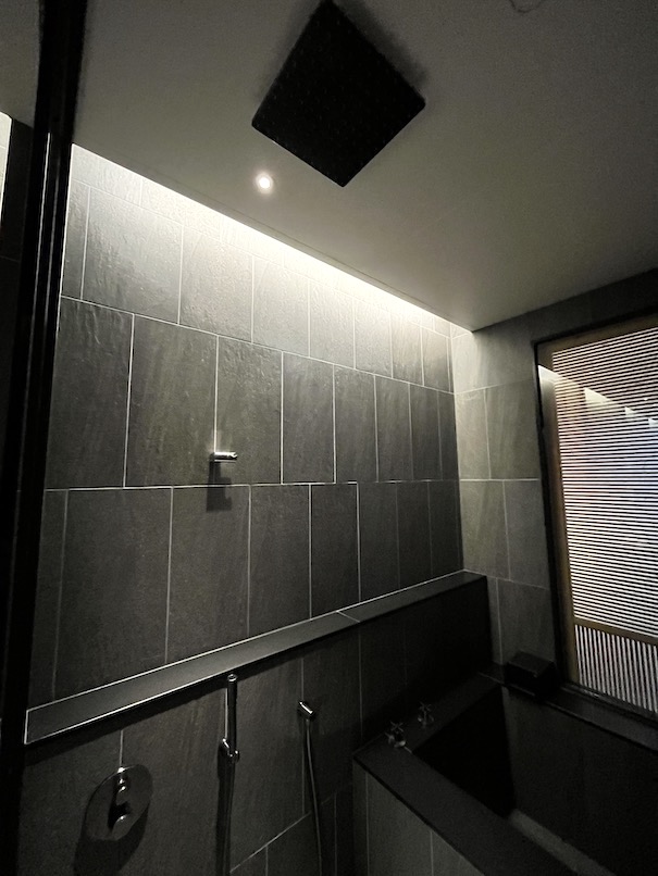 ROKU KYOTO（ロク京都）の客室：バスルーム（シャワー）