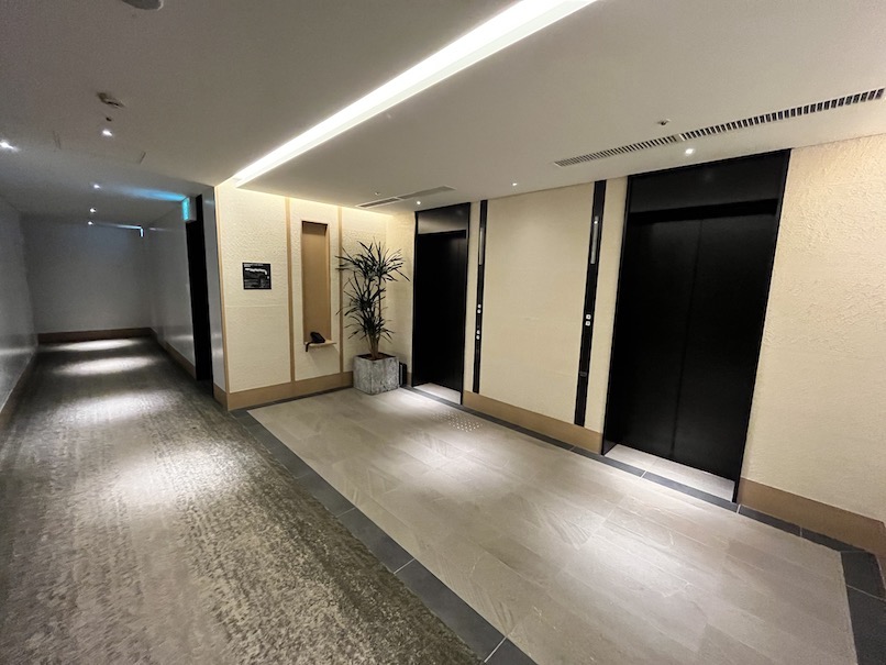ROKU KYOTO（ロク京都）の客室へのアクセス（エレベーターホール）