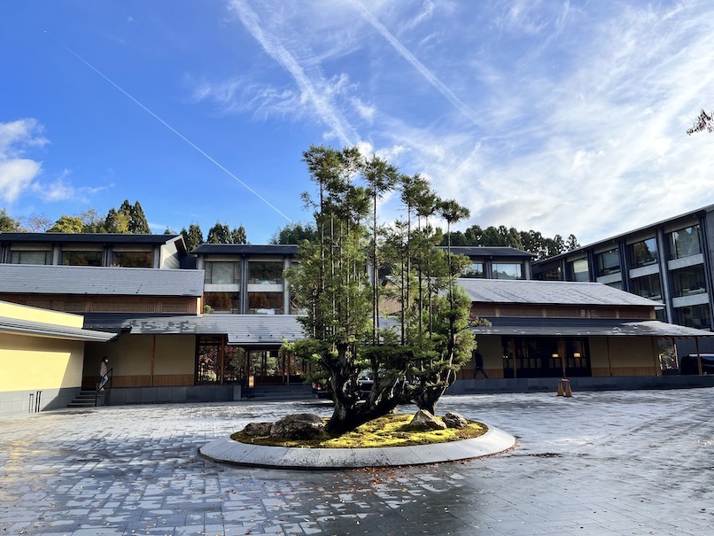 ROKU KYOTO（ロク京都）の車寄せと北山杉