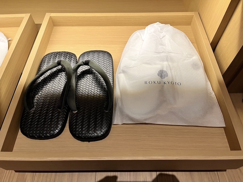 ROKU KYOTO（ロク京都）のスパへのアクセス（客室の雪駄とスリッパ）