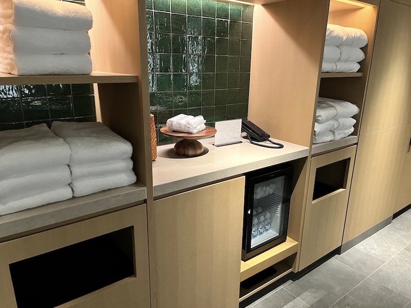 ROKU KYOTO（ロク京都）のスパのロッカールーム（タオルやバスローブなの備品）