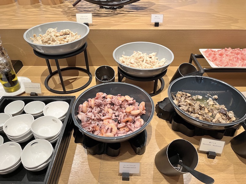 ROKU  KYOTO（ロク京都）の朝食：フードの品揃え（シーフードマリネと茸マリネなど）