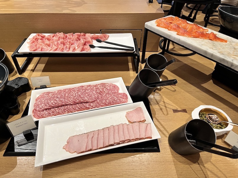 ROKU  KYOTO（ロク京都）の朝食：フードの品揃え（ハムとサラミ、サーモン）
