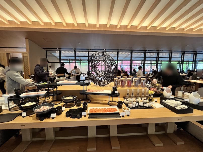 ROKU  KYOTO（ロク京都）の朝食：フードの品揃え（ビュッフェテーブル）