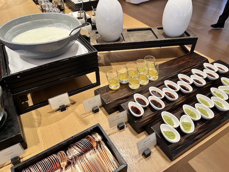 ROKU  KYOTO（ロク京都）の朝食：フードの品揃え（ヨーグルト）