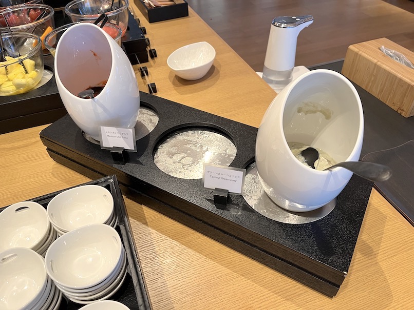 ROKU  KYOTO（ロク京都）の朝食：フードの品揃え（カレー）