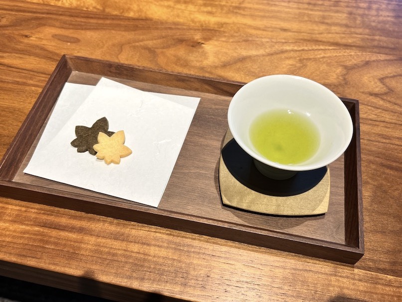 岡崎別邸のチェックイン（ウェルカムドリンクとお茶菓子）