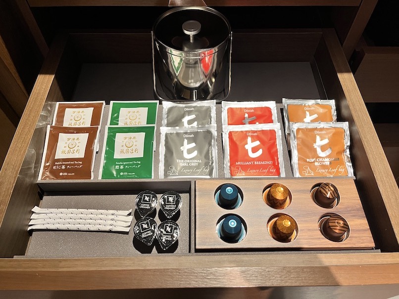 岡崎別邸の客室（スーペリアルーム）：ミニバー（紅茶と日本茶、コーヒー）