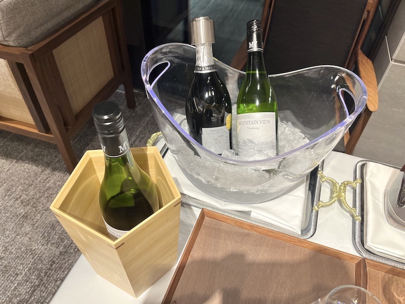 岡崎別邸のフリーフロー：赤ワインと白ワイン、スパークリングワインのボトル