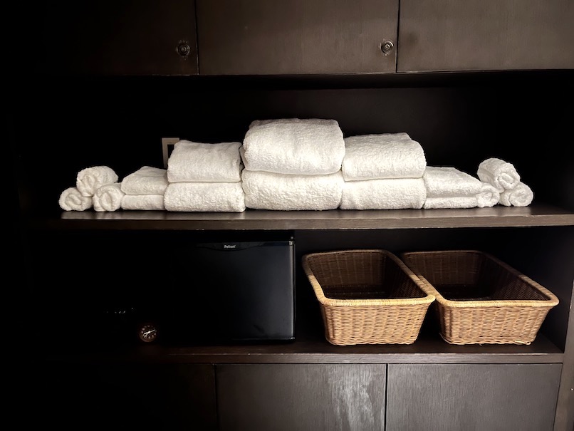 貸切露天風呂の内観：脱衣所のタオルと籠