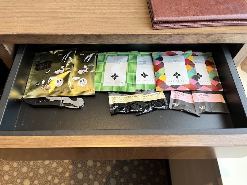 芝パークホテルの客室：ミニバー（紅茶と日本茶）