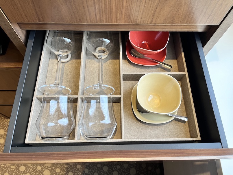 芝パークホテルの客室：ミニバー（グラスとカップ）
