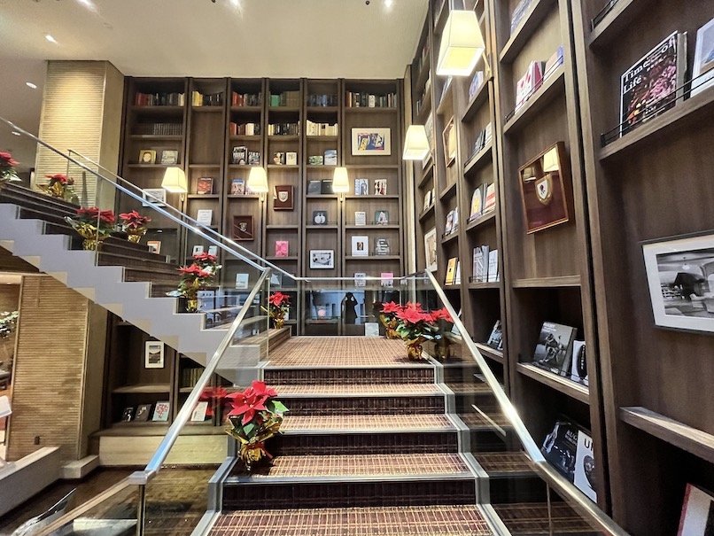芝パークホテルのアフタヌーンティー：ホテルの吹き抜け階段（本棚）
