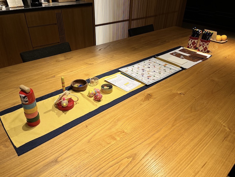東京の無料サービス＆アクティビティ：お奈茶の間ラウンジ（テーブル上の日本のおもちゃ）